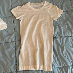 White swiftly Tech Short-Sleeve Shirt 2.0
Hip Length